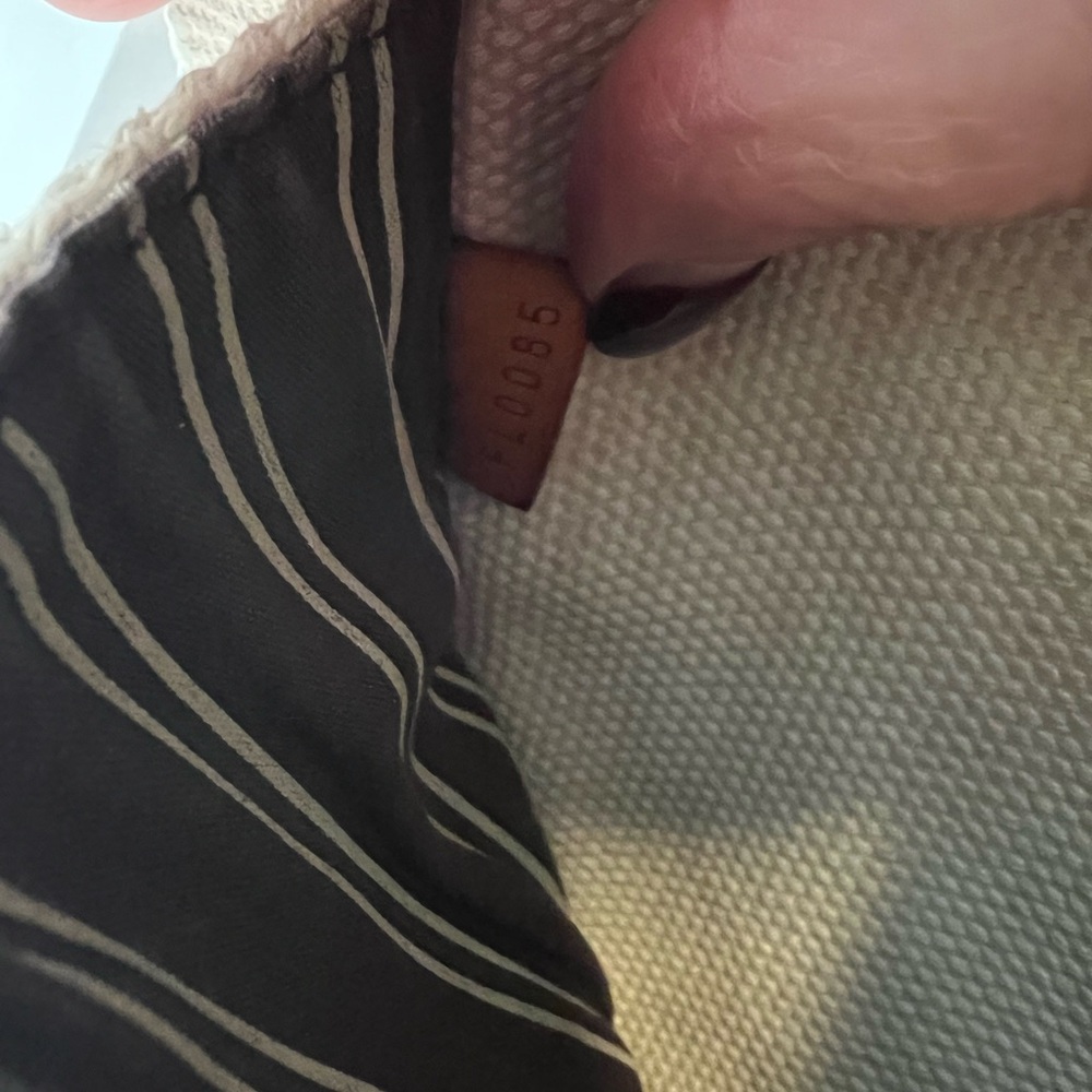 Louis Vuitton messenger bag. Good preloved condition. - Picture 5 of 10
